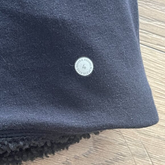 Lululemon Textured Fleece Embroidered Logo Tee Black Cropped Crew Neck Size: 4 - Picture 10 of 10